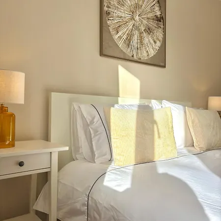 Апартаменты Harbour Haven Cobh- Sea & Cathedral View *